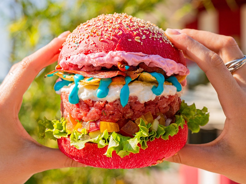 Pane &amp; Trita celebra la carne con l'Uniporco, l'irriverente hamburger con pane rosa glitterato